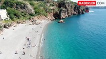 Antalya'da Bayramda Yoğunluk: Tatilciler Sahilde Denizin Keyfini Çıkardı