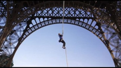 Si arrampica per 110 metri sulla Tour Eiffel: è record mondiale