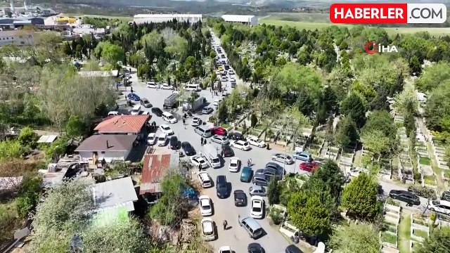 Sultangazi'deki mezarlık yolunda uzun araç kuyruğu oluştu