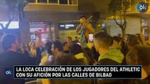 La loca celebración de los jugadores del Athletic con su afición por las calles de Bilbao