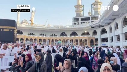 المسلمون يؤدون الصلاة في مكة في أول أيام عيد الفطر