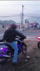 Poste de luz cae en ruta al Pacífico y bloquea paso