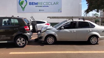 Fiesta, Cross Fox e Saveiro se envolvem em engavetamento no Centro