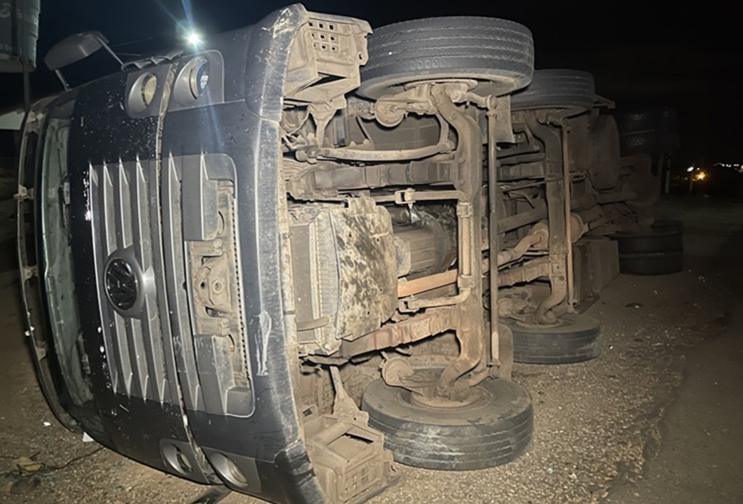 Caminhão tomba em lombada na BR 230, no município de São João do Rio do Peixe, próximo a Marizópolis