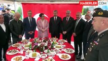 Osmaniye'de protokol üyeleri vatandaşlarla bayramlaştı