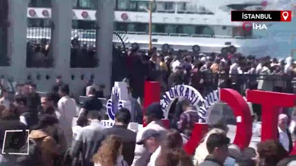 Bayramın ilk gününde trafik ve vapur iskelelerinde yoğunluk yaşandı