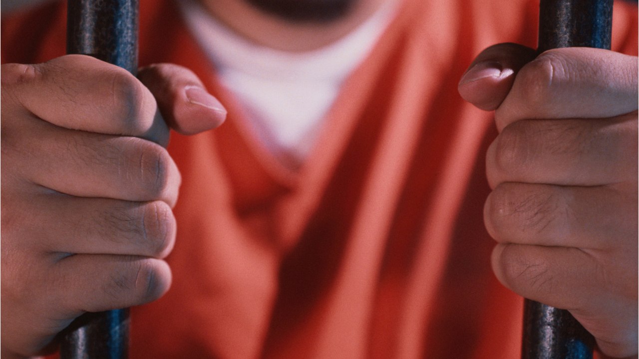 Häftling sitzt lebenslang ein, stirbt, und kehrt wieder ins Leben zurück: Er will entlassen werden, da er seine Haftstrafe verbüßt habe