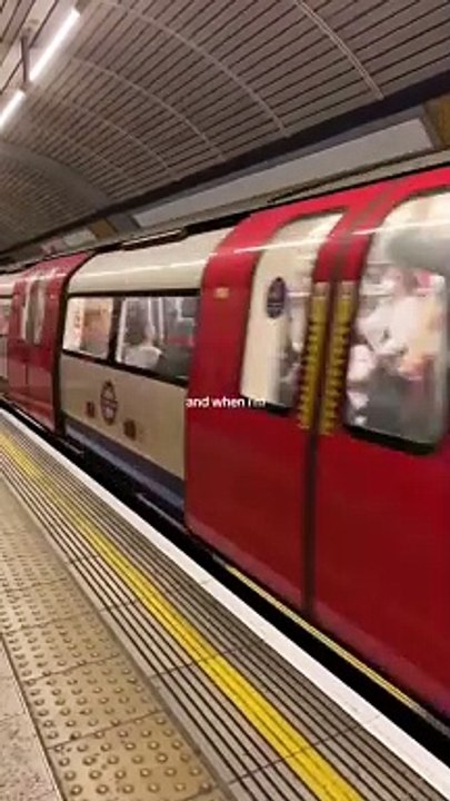 Un homme masse les pieds de sa compagne dans le métro, les passagers choqués