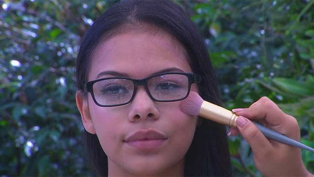 bd-maquillaje-indicado-para-mujeres-que-utilizan-anteojos-100424