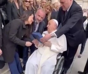 Ministri e parlamentari da Papa Francesco, Iannone dona "allegoria dell'Italia"