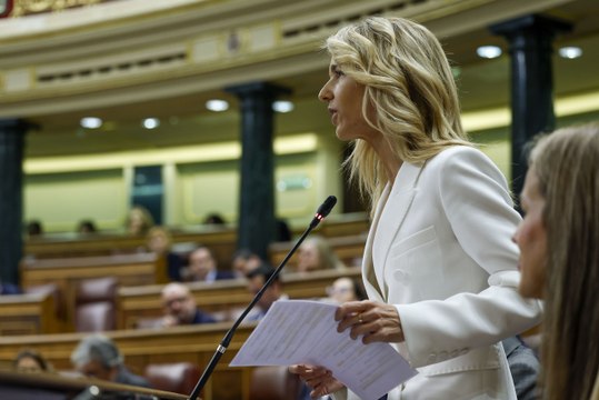 Álvarez de Toledo desquicia a Bolaños: ¿Se le ocurrió a usted el alucinado publirreportaje con víctimas de la guerra civil?