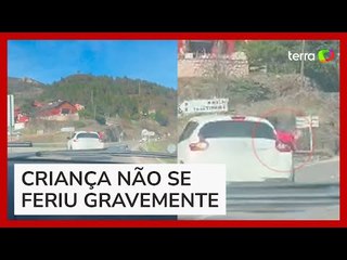 Bebê de dois anos cai pela janela de carro em movimento na Espanha