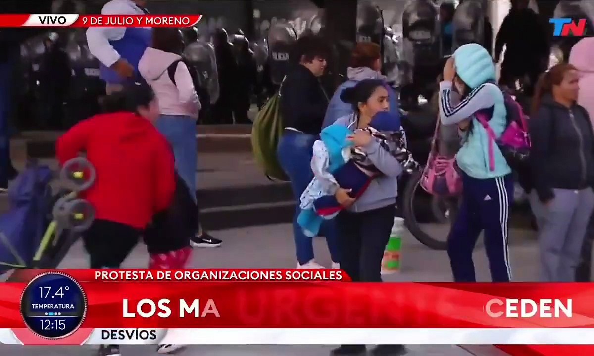 Madres con sus hijos tuvieron que correr tras la balacera de goma de la Policía Federal