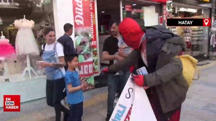 Hatay'da bir kişi örümcek adam kostümüyle bayram namazı kıldı