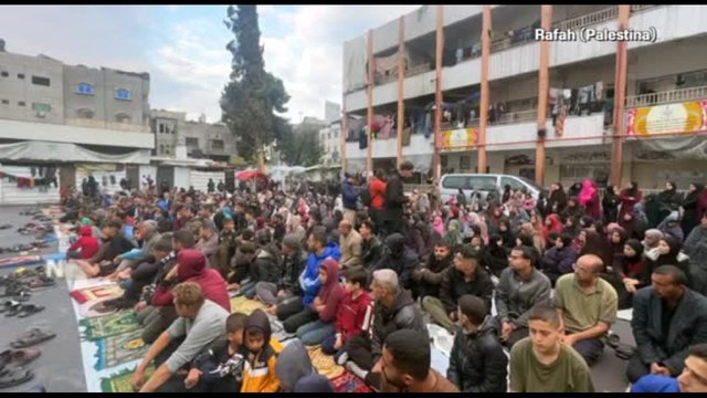 Eid al-Fitr, i fedeli islamici di tutto il mondo celebrano la fine del Ramadan