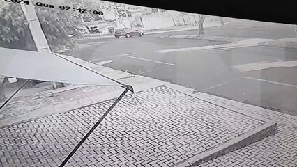 Câmera flagra acidente que deixou motociclista ferido na Rua Olindo Periolo