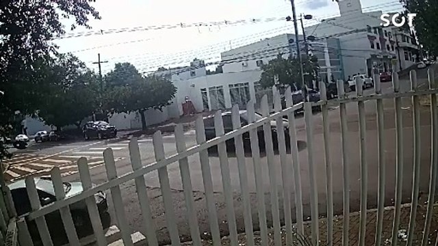 Forte colisão de trânsito entre Onix e Agile é registrada no centro de Cascavel