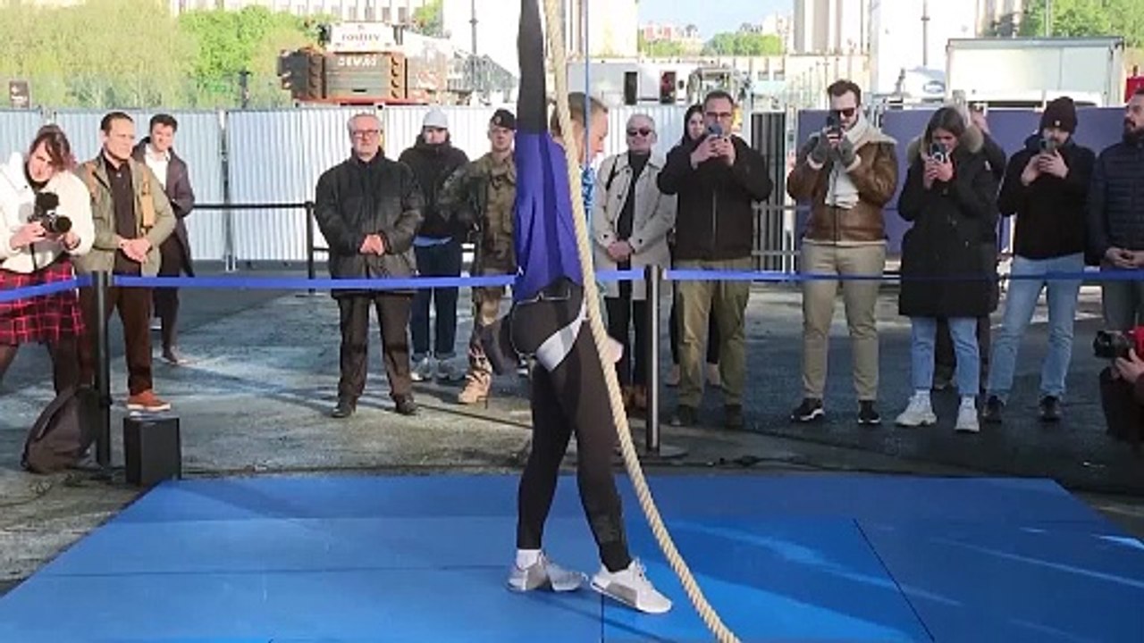Extremsportlerin Anouk Garnier gelingt Weltrekord am Eiffelturm