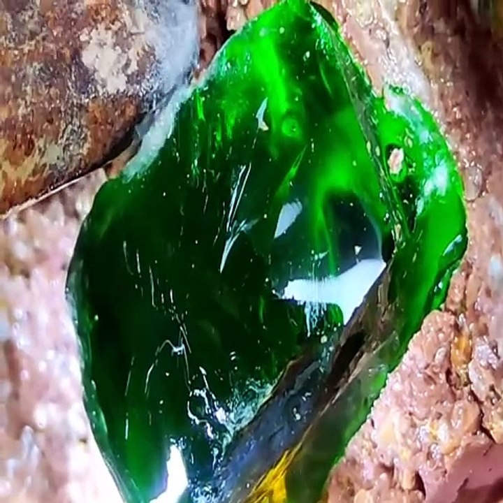 Unbelievable! Inside the rock there are many crystals, which I think might be diamonds