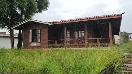 A LINDA CASA DE MADEIRA ABANDONADA, TINHA ATÉ PISCINA