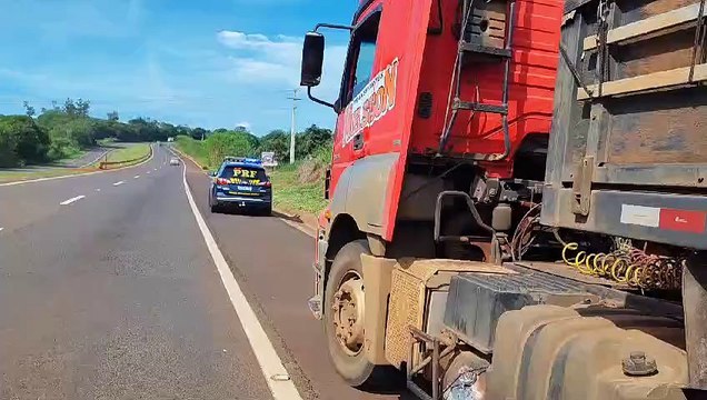 PRF e Receita Federal apreendem bitrem com cigarros na PR-323; motorista foi preso.