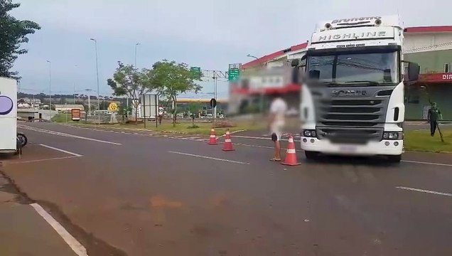 Caminhão com falha mecânica causa transtornos no Trevo Cataratas