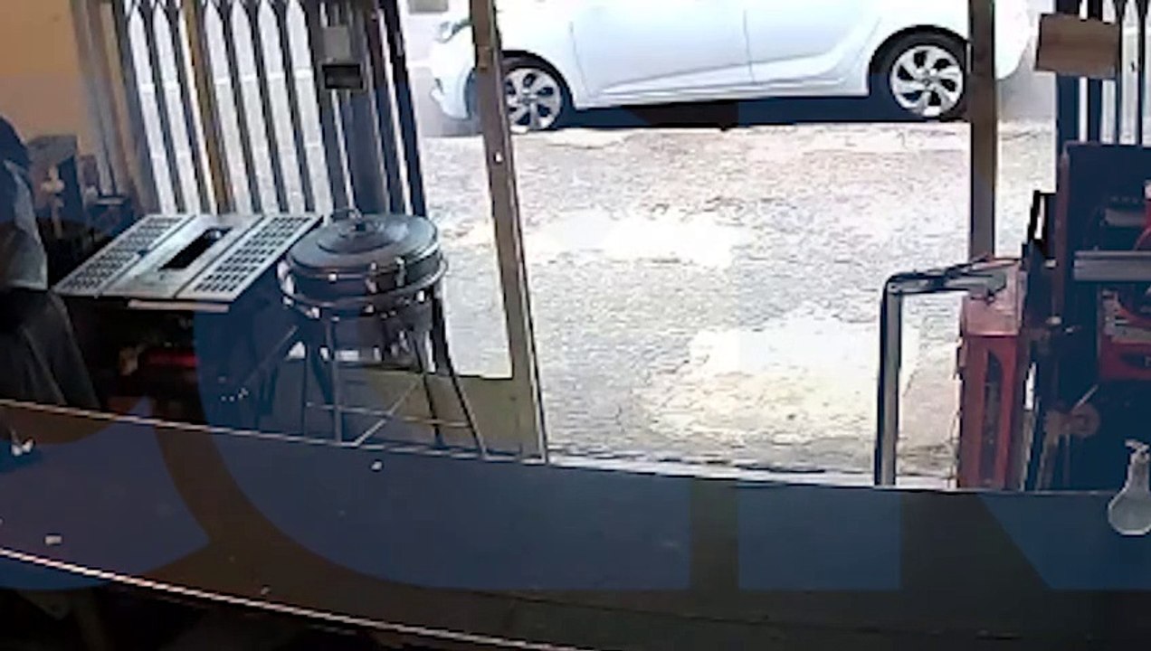 Câmera flagra homem furtando celular em loja de ferramentas na Rua Erechim