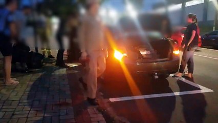 Criança de 2 anos fica presa dentro de carro brincando com chave do veículo