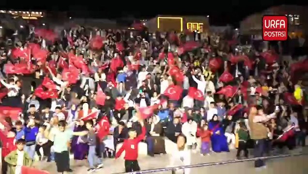 Kurtuluş temalı ışık ve lazer gösterisi tarihi Urfa Kalesine yansıtıldı