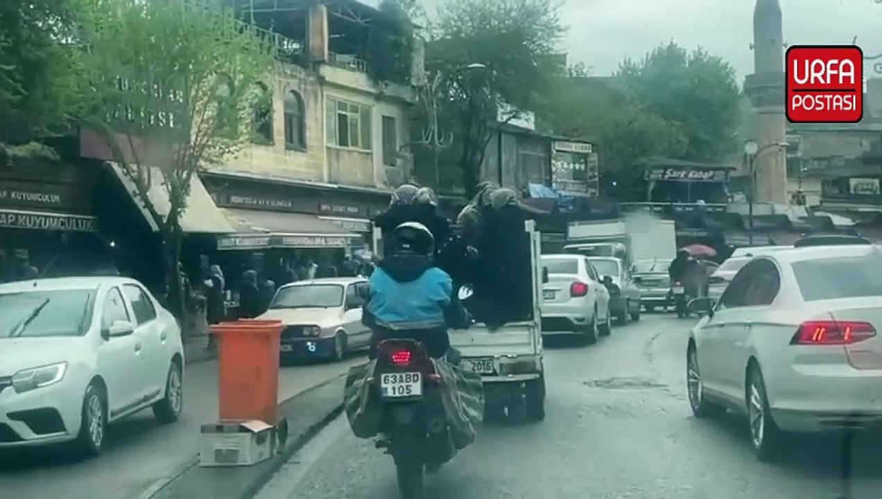 Şanlıurfa’da bir kamyonet kasasında 9 kadının yolculuk ettiği görüntülendi