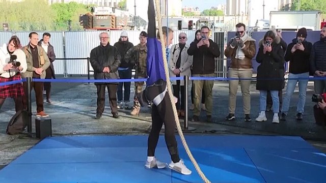 زن فرانسوی با طناب تا ارتفاع ۱۱۰ متری برج ایفل بالا رفت