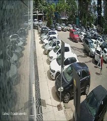 Homem destrói carro que o "trancou" em estacionamento