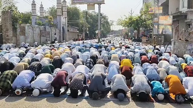 ईद आज : सजदे में झुके हजारों सिर
