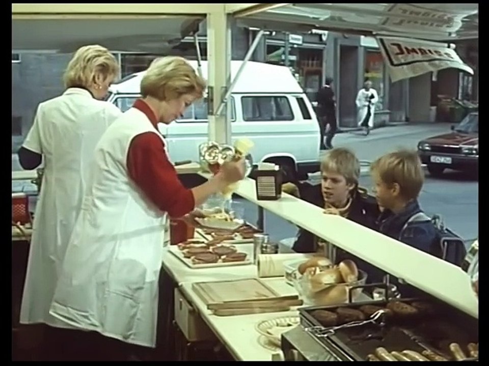 Drei Damen vom Grill  - Ganze Serie - Staffel 9/Folge 2  'Unter Dach und Fach' - 1990