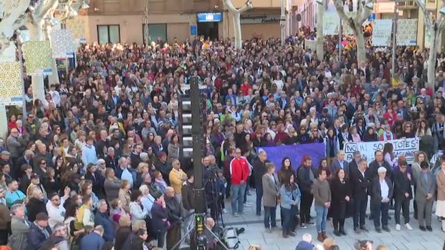 Concentración en El Prat por el asesinato machista de una mujer y sus dos hijos