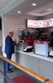Trump visita restaurante de fast food e oferece batidos a clientes