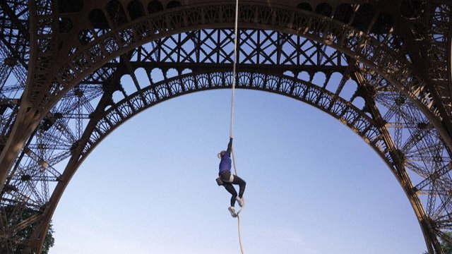 Sur la tour Eiffel, la Française Anouk Garnier bat le record du monde de grimper de corde