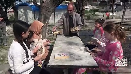 Takdir toplayan muhtar! Çocuklara örnek olmak için birlikte kitap okuyor