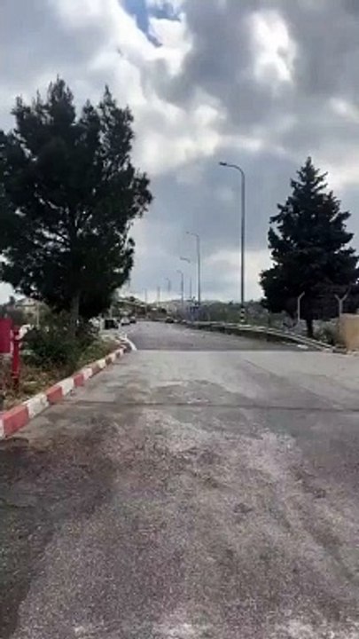 Il oublie le frein à main de sa voiture... douloureux