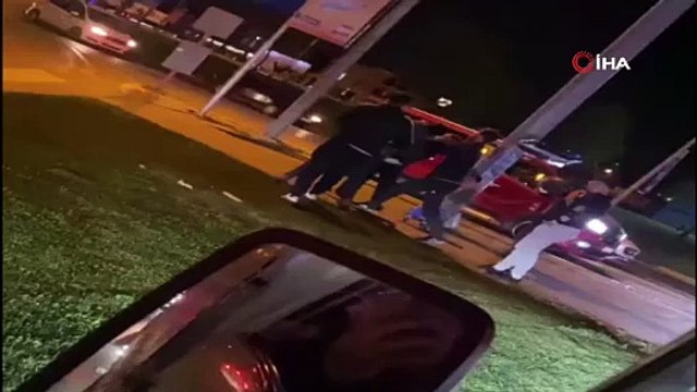 Kavşağı boks ringine çevirdiler: O anlar kamerada