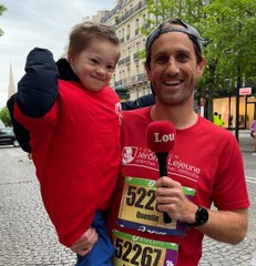 Un papa court avec son fils porteur de trisomie 21