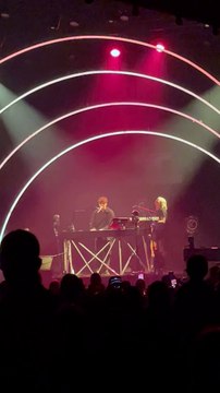 Louane invite son compagnon Florian Rossi pour un duo sur scène !