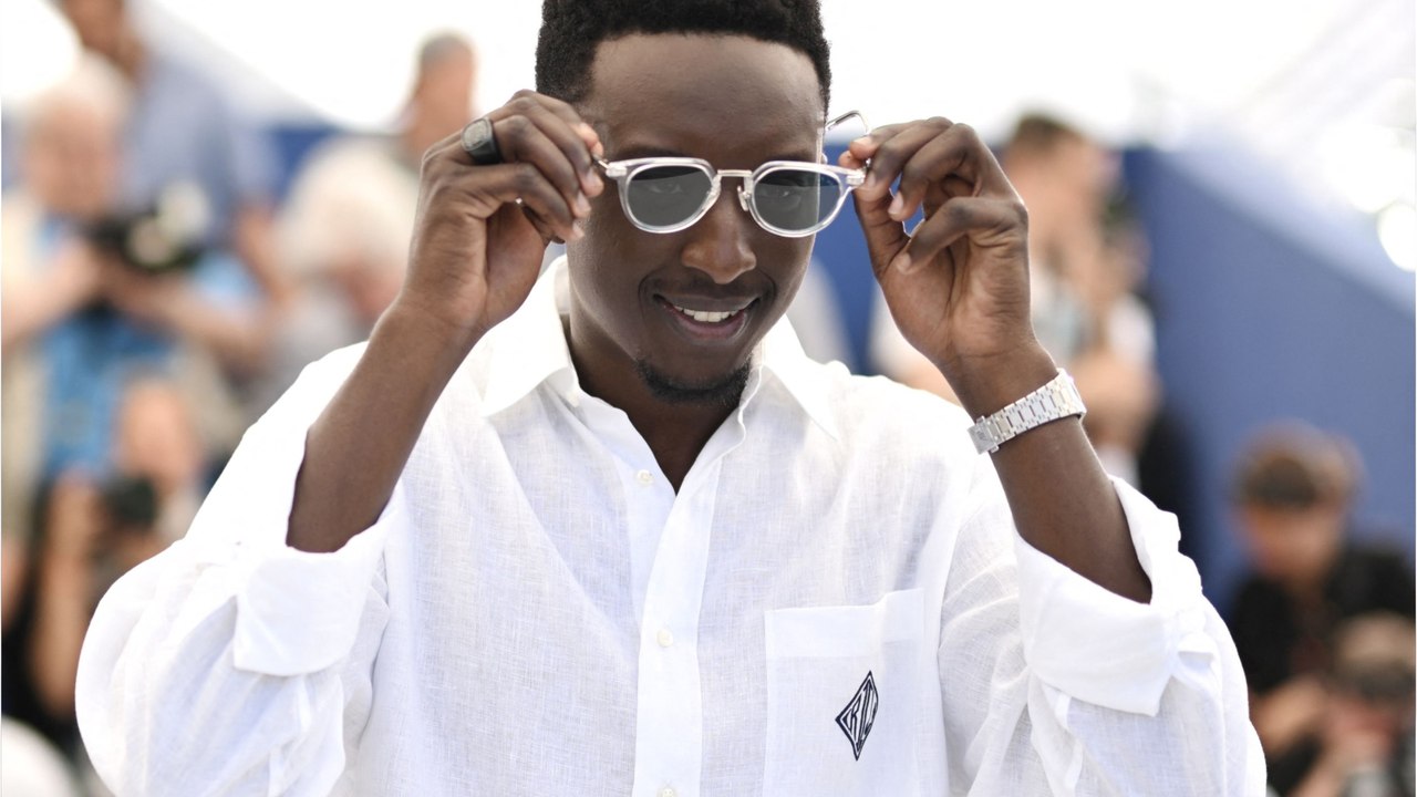 VOICI - "Pas honte de bien gagner ma vie" : Ahmed Sylla évoque ses revenus et revient sur la polémique LOL, qui rit sort