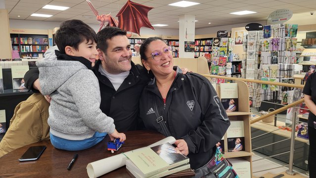 Matthieu Lartot, la voix du rugby, en dédicace chez lui à Mantes-la-Jolie