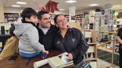 Matthieu Lartot, la voix du rugby, en dédicace chez lui à Mantes-la-Jolie