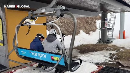Palandöken'de tatilciler nisanda kayak yapmanın tadını çıkardı