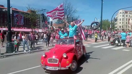 Miles de aficionados del Athletic ya esperan a la Gabarra en Bilbao