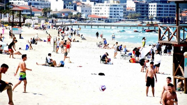 Vatandaşlar akın etti... Çeşme sahilleri dolup taştı