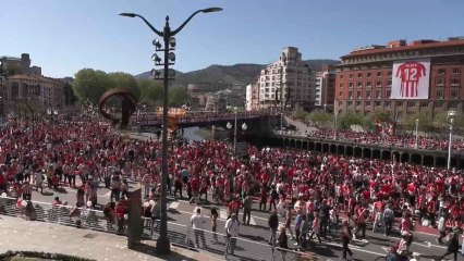 Los aficionados del Athletic esperan en los márgenes de la ría de Bilbao al paso de la Gabarra con los futbolistas