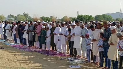 ईदुल फितर: खुदा की इबादत में झुके शीश